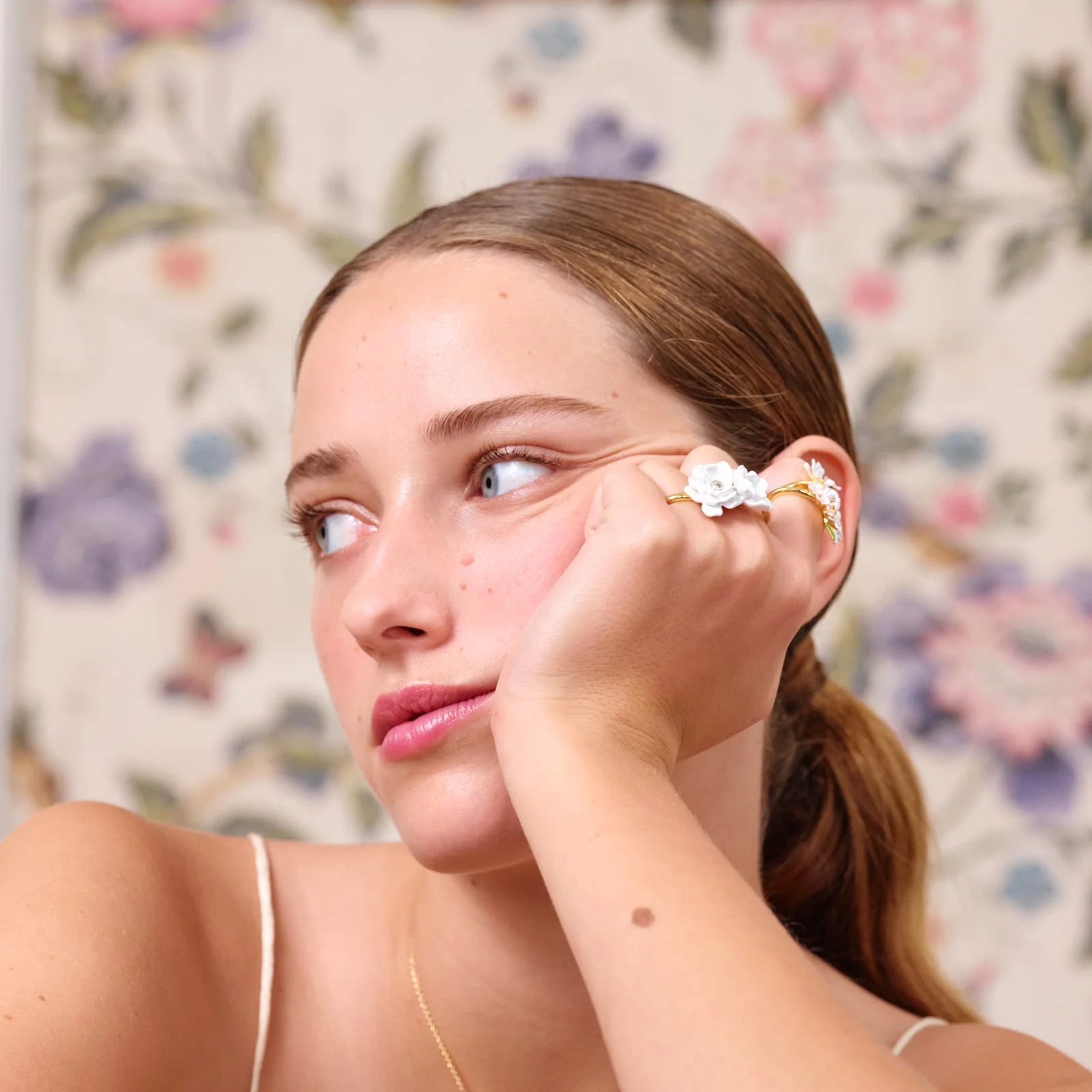 Bague ajustable deux doigts fleurs blanches - Image 4